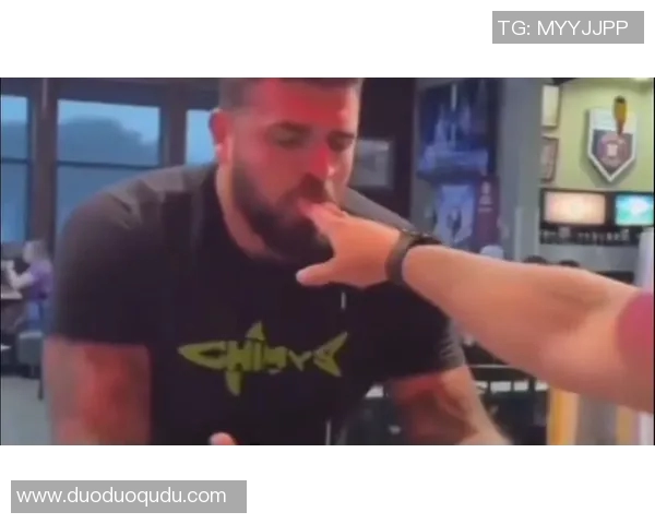 足球坛吃手事件盘点 揭秘那些曾因吃手引发争议的球星