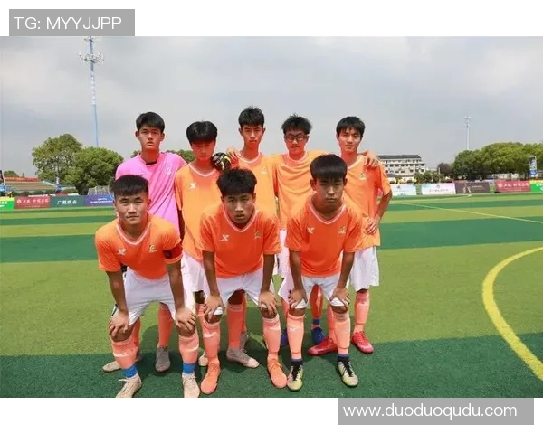 足球明星搭档默契十足 共谱绿茵场传奇新篇章