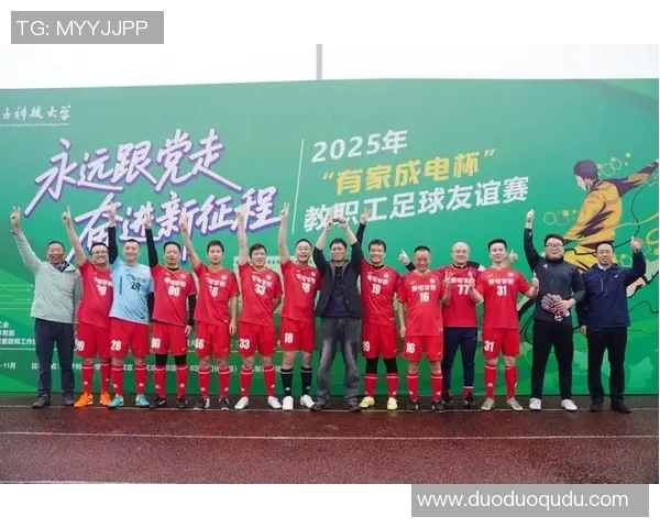 当足球球迷遇见球星激情碰撞绿茵场留下难忘瞬间