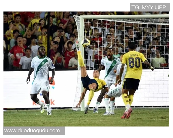 世界超级球星足球赛精彩倒钩进球震撼全场掀起热潮