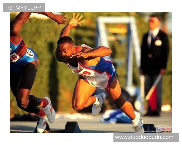 足球巨星线条画：经典瞬间与运动之美的完美融合