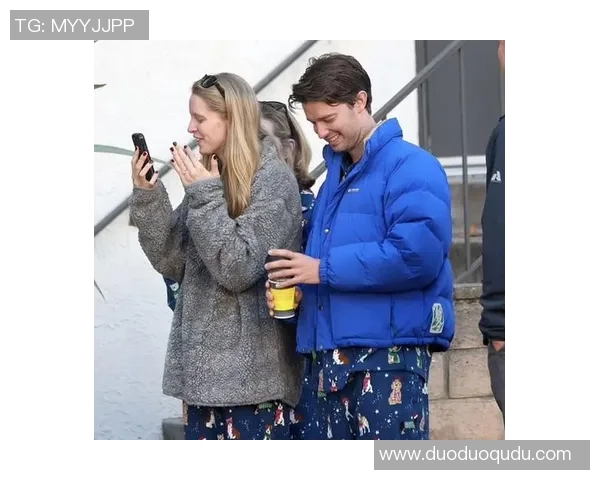 足球球星与超模女友携手走红圈 甜蜜恋情成焦点备受瞩目